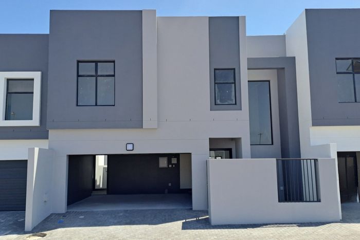 For Sale: Spacious 4-bedroom house in Sandown with garden, garage, and security.