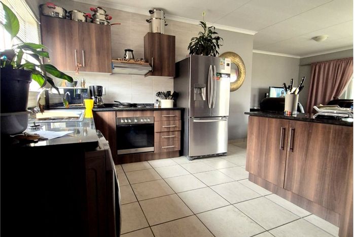 Four-bedroom house to rent in Hexrivier Lifestyle Estate with patio and garden.