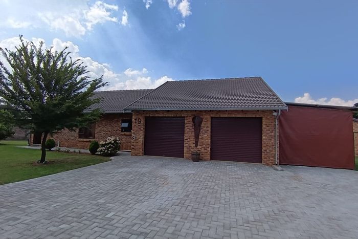 For Sale: House in Deneysville Central with spacious yard, double garage, and cottage.