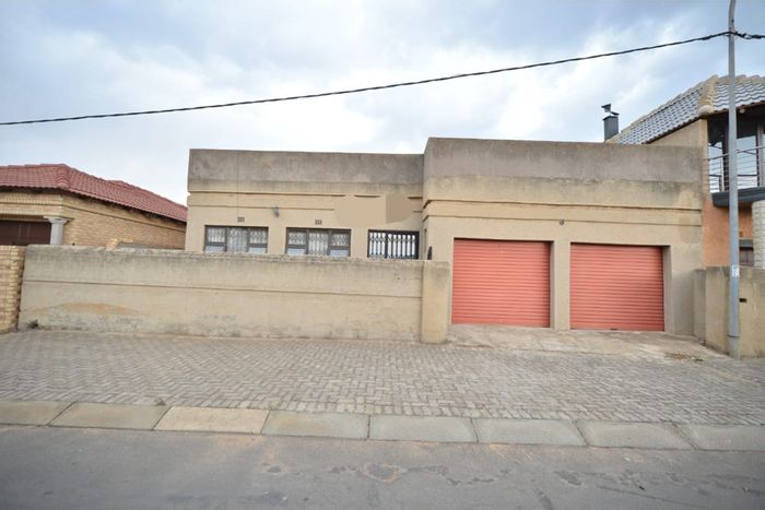 To Rent: 3-Bedroom House in Dobsonville Ext 2 with study, double garage, and patio.