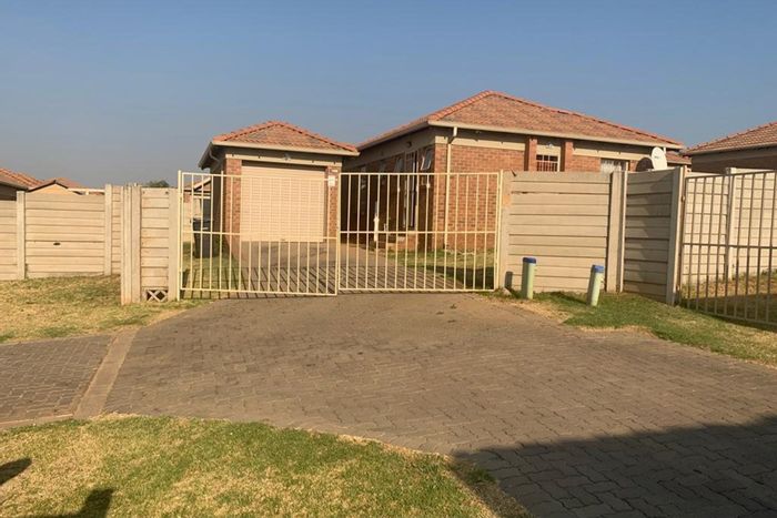 House for Sale in Olievenhoutbosch: 3 Bedrooms, garden, garage, secure parking.