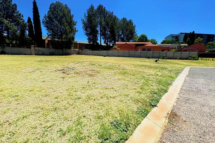 Vacant Land Residential in Die Hoewes For Sale: Prime location, versatile use, investment potential.