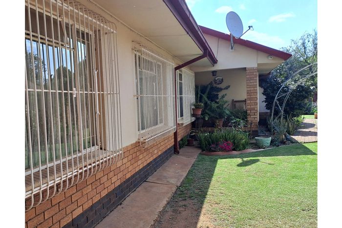 Spacious family home in Parys Central with entertainment areas and ample parking. For Sale.