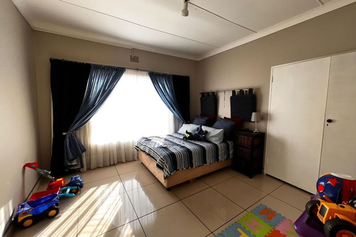 Wilkoppies House For Sale: 3 beds, garden, braai pit, garage, pet-friendly.