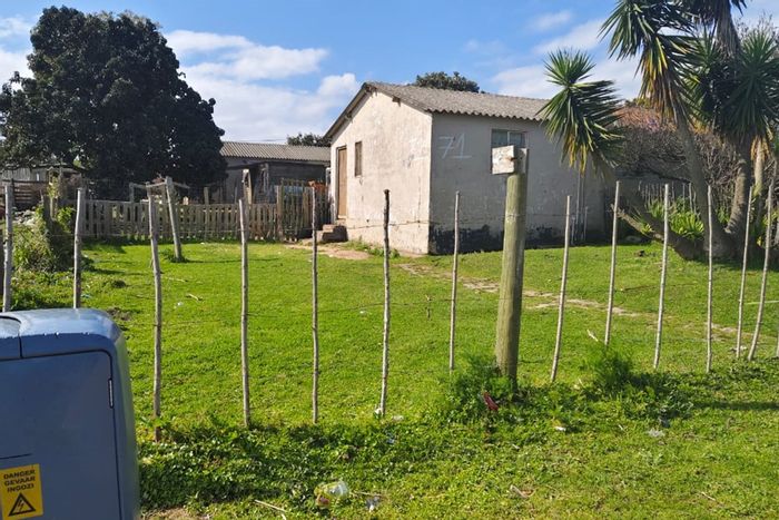 Duplex house for sale in Pacaltsdorp with spacious yard and renovation potential.