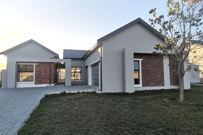 For Sale: House in Paarl South with open-plan living, outdoor braai, and security.