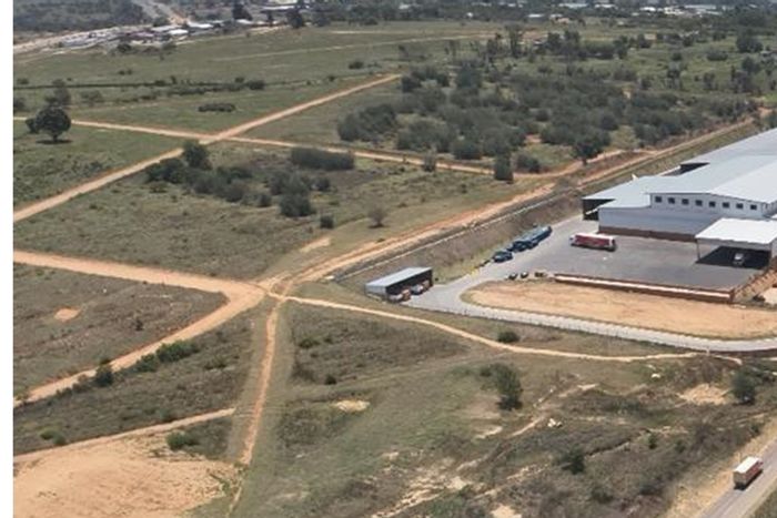 Muldersdrift Retail Property For Sale: Spacious, customizable space near golf course.