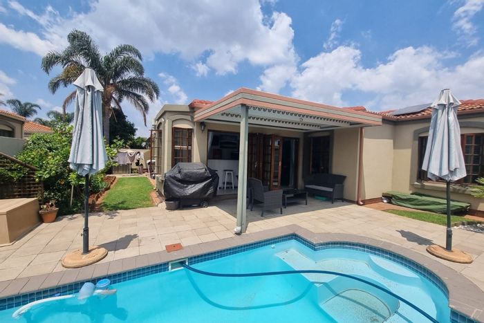 Beyers Park House For Sale: 2 Bedrooms, Pool, Solar, Fiber, Bar Area.