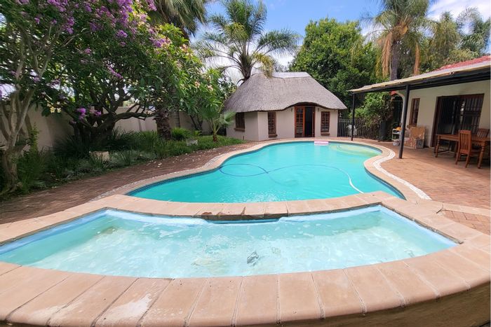 For Sale: Spacious Sinoville House with pool, flatlet, and outdoor entertainment area.