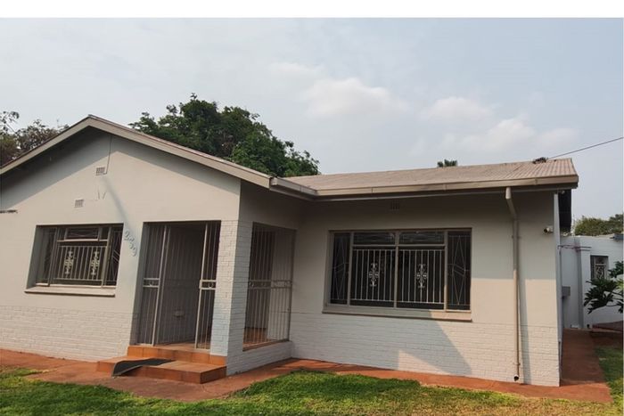 For Sale: 3-Bedroom House in Sinoville with Pool, Study, and Ample Parking.