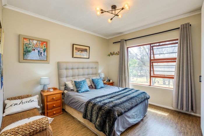 Bryanston Apartment For Sale: 2 beds, pool, balcony, parking, pet-friendly.