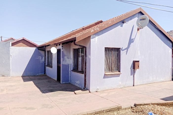 Two-bedroom house to rent in Soshanguve Ext with spacious yard and amenities.