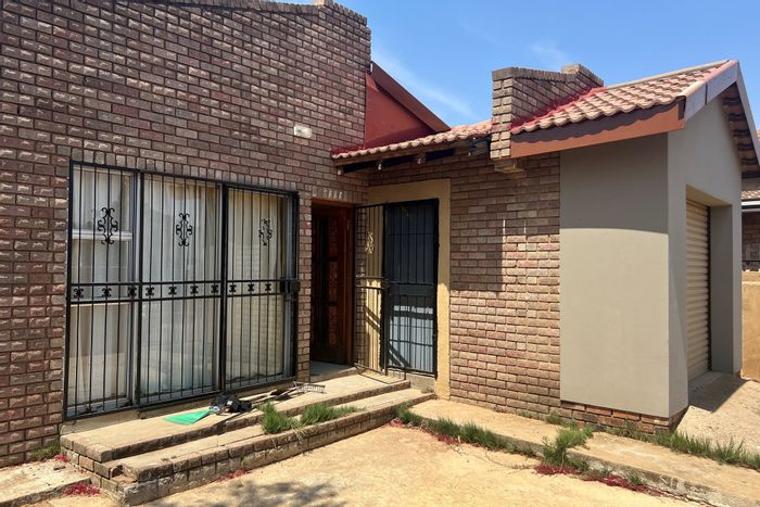 House To Rent in Mmabatho: 3 bedrooms, 2 bathrooms, and 3 parking spaces.