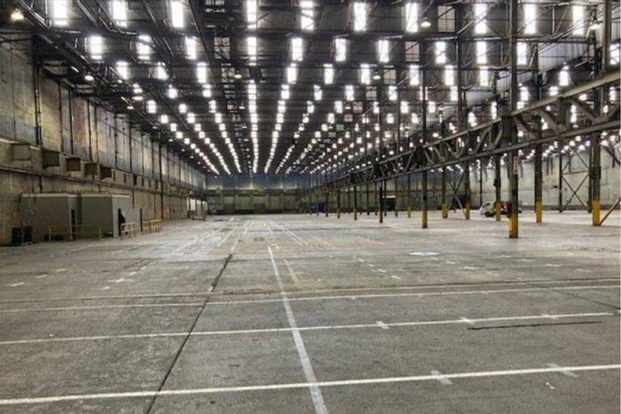 Industrial warehouse in Sidwell to rent, features high ceilings and secure access.