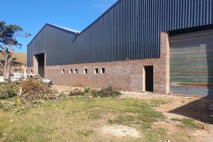 Industrial warehouse in Sidwell, To Rent: 690m2, high-bay access, customizable office space.