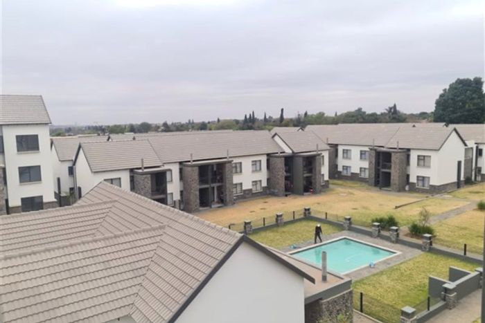 Glen Marais Apartment For Sale: 2 beds, parking, close to amenities and parks.