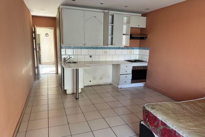 Braamfontein Apartment To Rent: 0.5-bed, lift access, close to amenities.