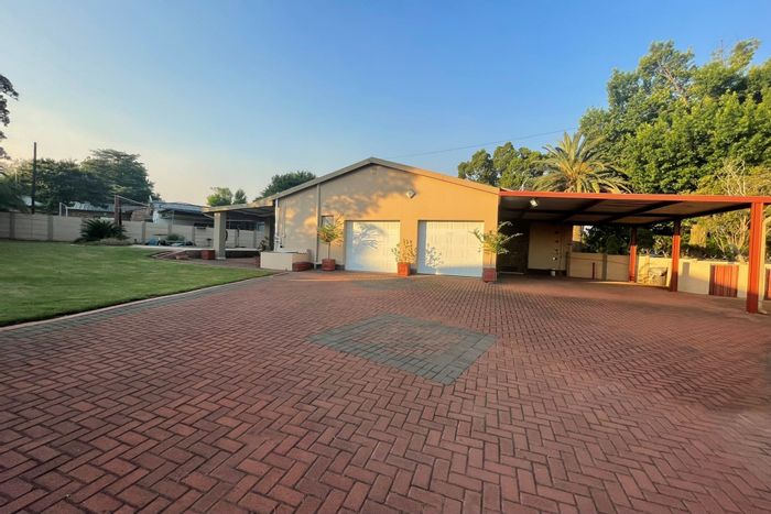 Huttenheights House For Sale: 4 bedrooms, pool, dual living areas, prime location.