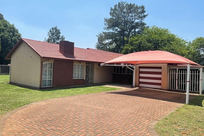 For Sale: House in Amiel Park with pool, entertainment area, and security features.