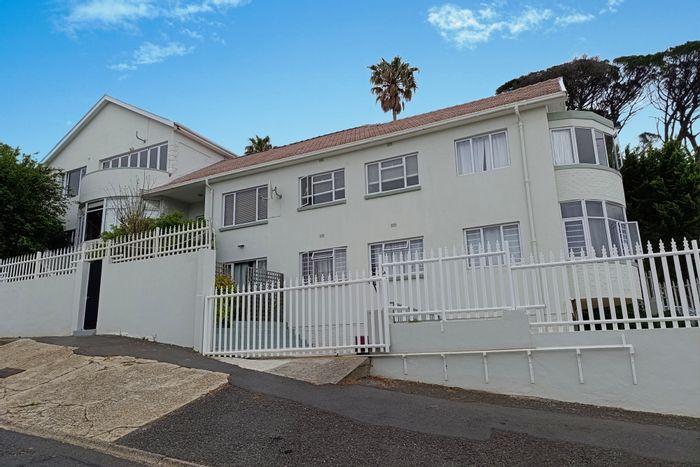 Vredehoek Apartment For Sale: One-bedroom with garden, private entrance, and parking bay.