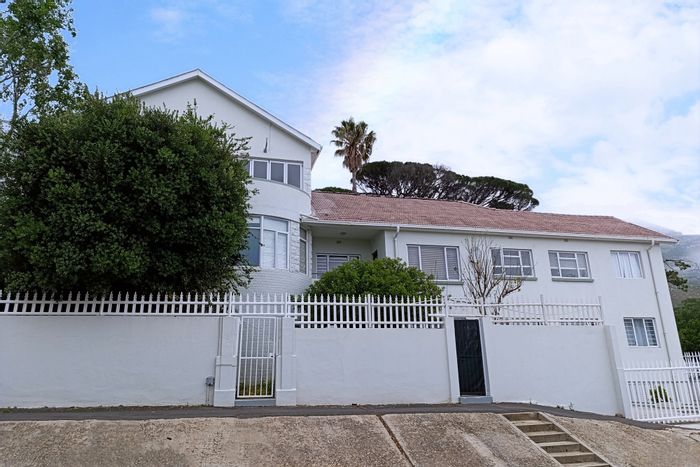 Vredehoek Apartment For Sale: One-bedroom, garden access, private entrance, parking bay.