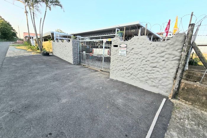 Townhouse For Sale in Trenance Park: 2 Bedrooms, Security Features, Convenient Amenities.