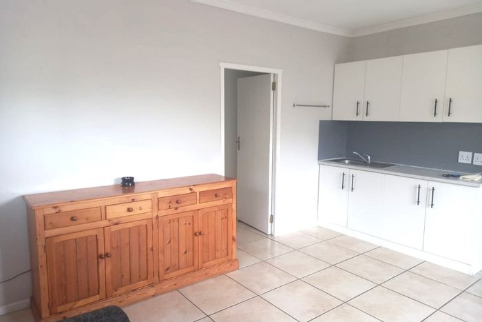 House in Myburgh Park To Rent: 2 bedrooms, private entrance, parking, open-plan living.