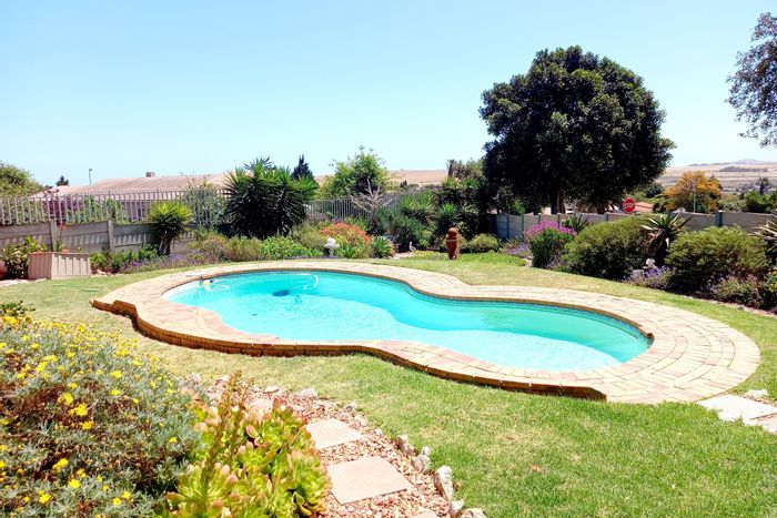 For Sale: House in Vredenburg Central with garden, pool, and double garage.