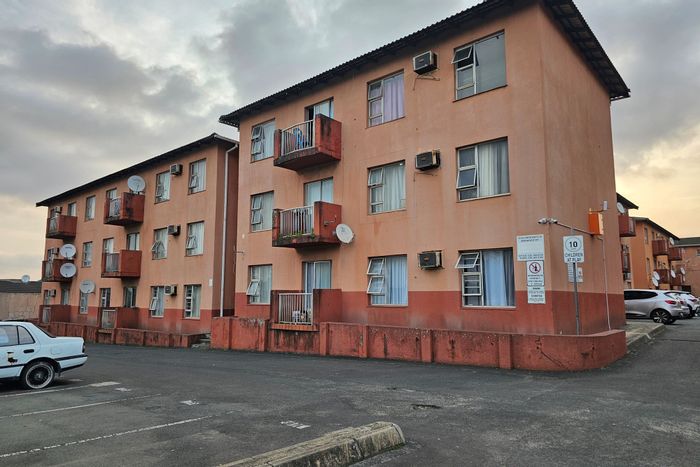 For Sale: 1-Bedroom Apartment in Wild en Weide with Fitted Kitchen and Parking.