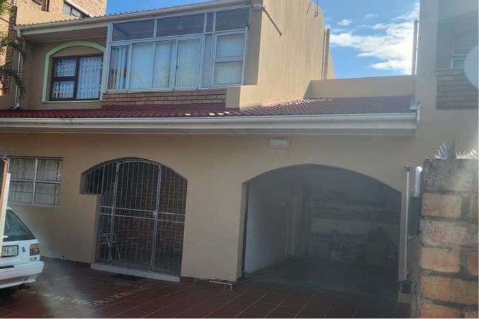 Southernwood Townhouse For Sale: Secure, low-maintenance, 3 beds, private courtyard, ample parking.