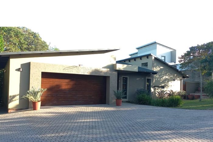 House To Rent in Mzingazi Golf Estate: 3 Bedrooms, Battery Backup, Entertainment Patio.