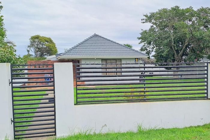 For Sale: House in Kabega with 3 bedrooms, large kitchen, and expansive plot.