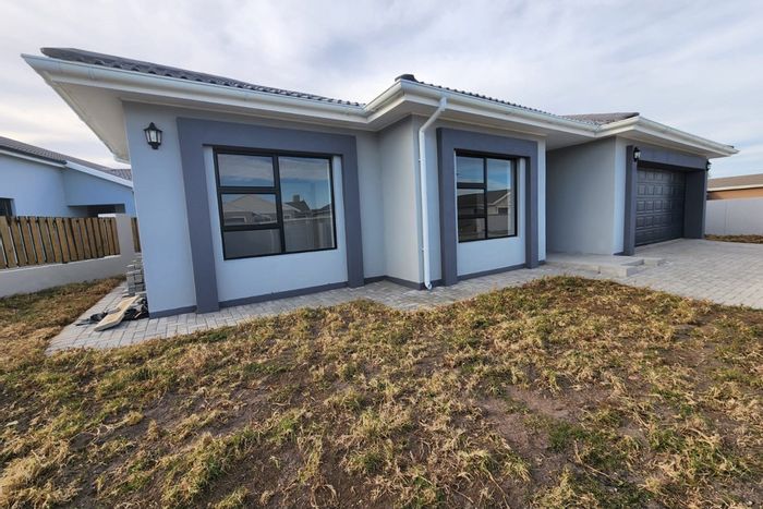 For Sale: House in Fountains Estate with open plan living, double garage, and braai area.