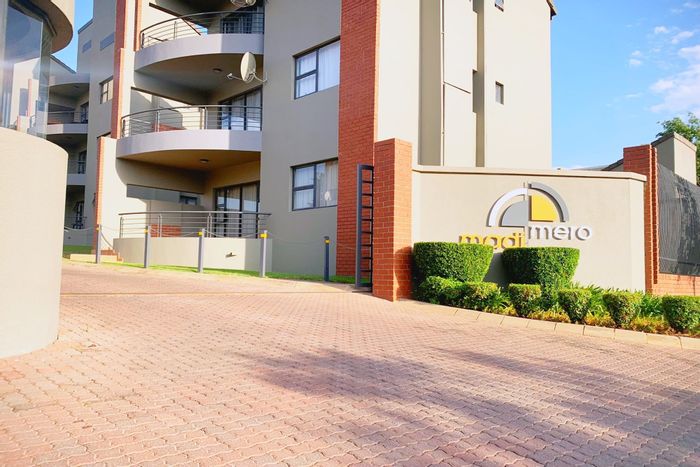 Dainfern Apartment To Rent: 3 beds, pool, garden, parking, family-friendly area.