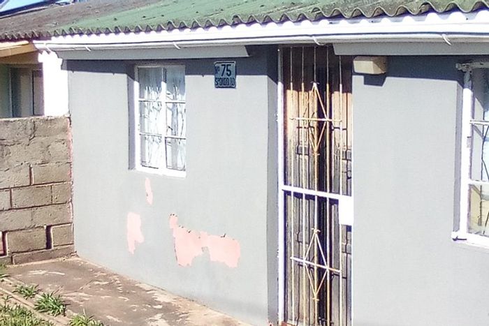 Zwide House For Sale: 2 bedrooms, convenient location near Dora Hospital.