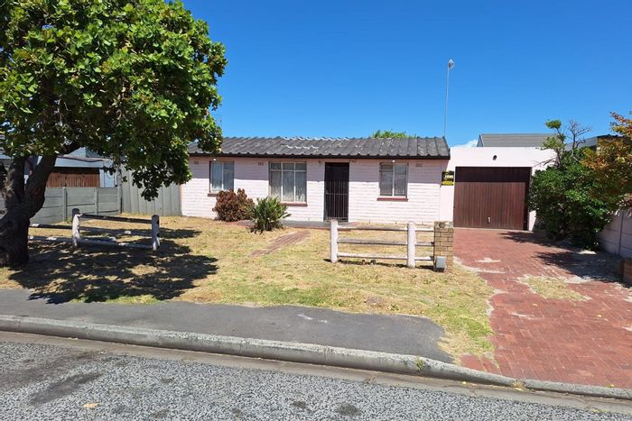 For Sale: Family-friendly house in Athlone with three bedrooms, parking, and amenities.