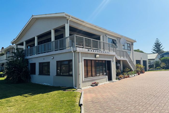 Kleinbaai House For Sale: 5 bedrooms, braai room, close to attractions.