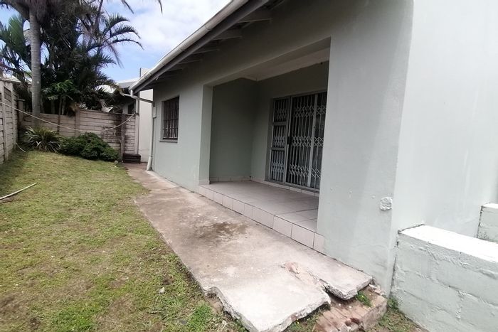 Private townhouse for sale in Manaba Beach, close to shops and beach.