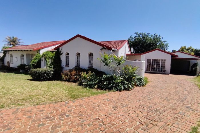 For Sale: House in Brackendowns with pool, courtyard, and double garage.