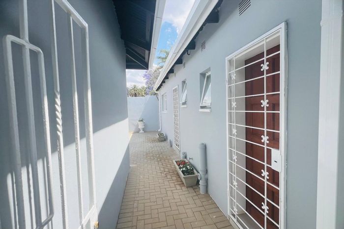 1 Bedroom Cottage to Rent in Orange Grove with prepaid electricity, near Linksfield Hospital.