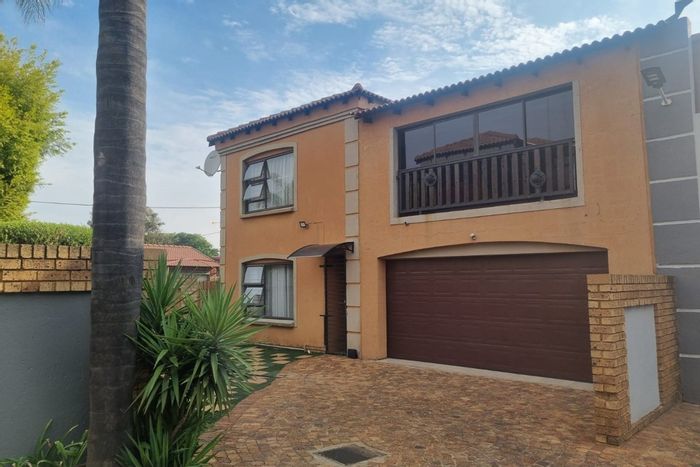 Dal Fouche Townhouse For Sale: 3 beds, pool, double garage, open-plan living.