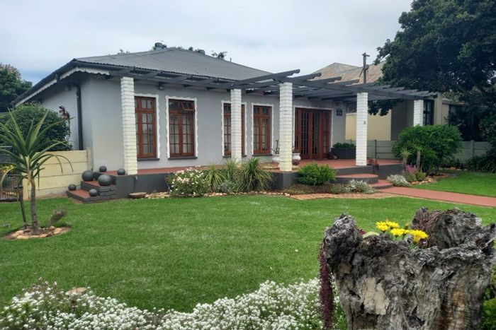 For Sale: House in Albertinia Central with 3 beds, garden, and double garage.