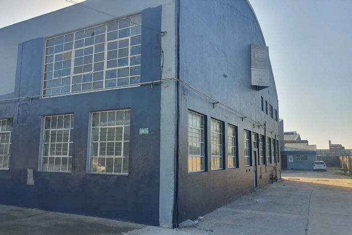 Industrial warehouse in Deal Party to rent: 1000m2, secure park, flexible layout.