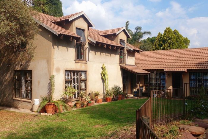 Bloubosrand House For Sale: 5 bedrooms, pool, Lapa, ample parking, investment potential.