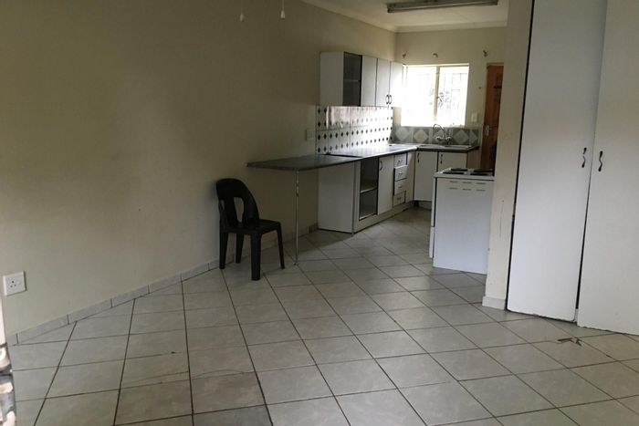 Two-bedroom apartment to rent in Bo Dorp, includes water, open parking.