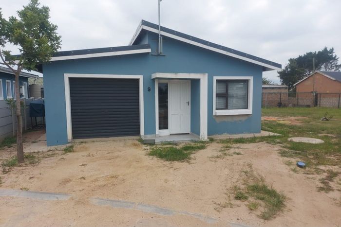 House for Sale in Pacaltsdorp: 3 bedrooms, secure estate, spacious yard, versatile garage.