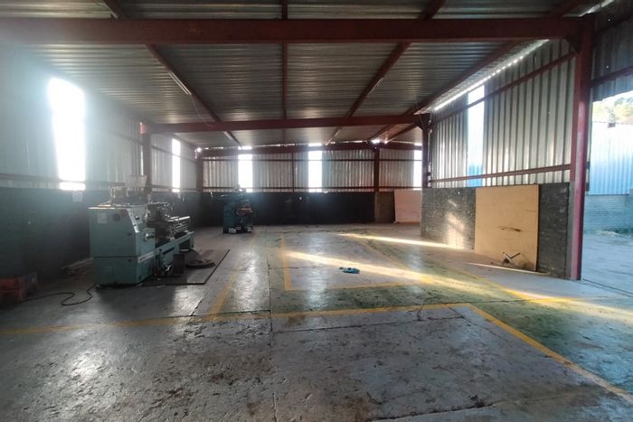 Industrial workshop to rent in Kroondal with shared facilities and open parking.