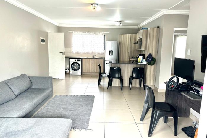 Broadacres Apartment To Rent: 2 bedrooms, pool, parks, 24-hour security, nearby shops.