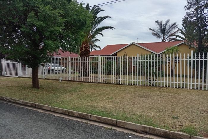 Witpoortjie House For Sale: 3 beds, garden, garage, fiber internet, security features.