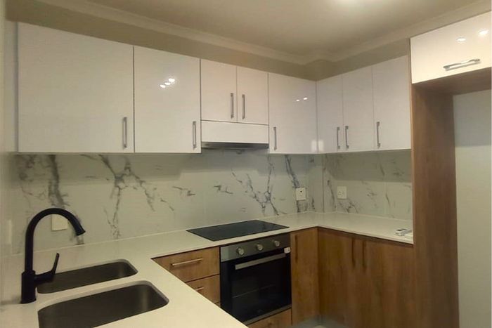 2-Bedroom Apartment in Table View For Sale: Mountain Views, Garage, Airbnb Friendly.
